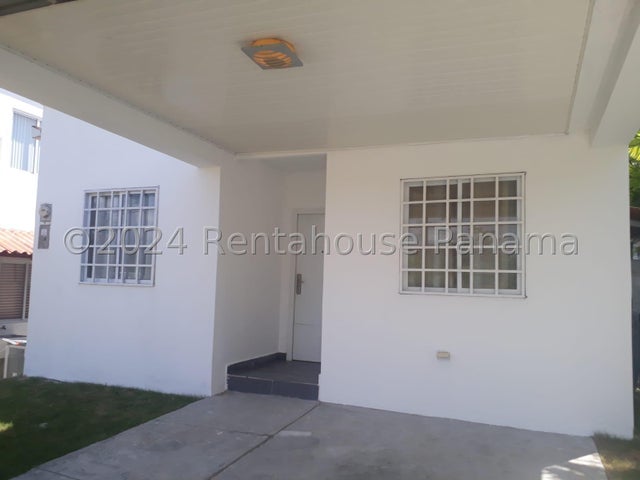 Charming House in Private Residential Near Beaches